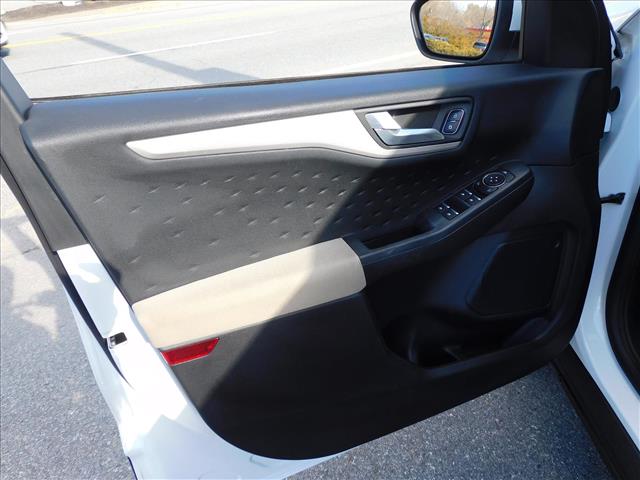 2020 Ford Escape SE:LUA03958