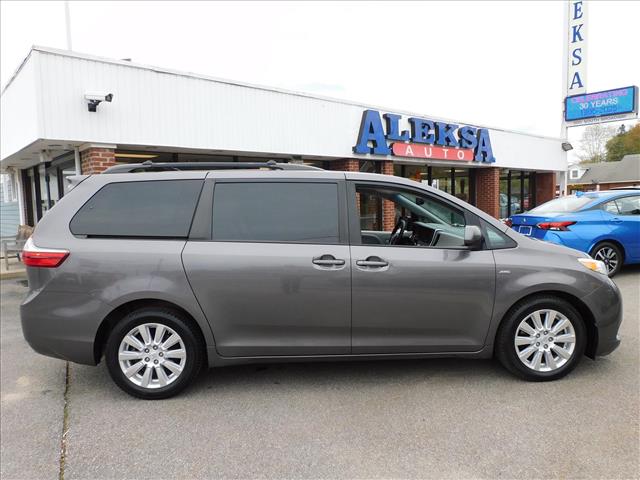 2017 Toyota Sienna LE 7-Passenger  HS167146