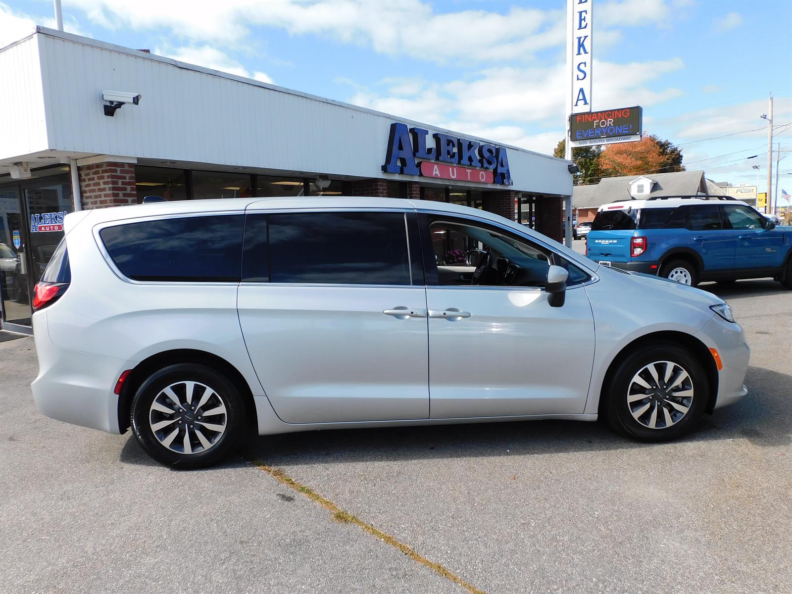 2023 Chrysler Pacifica Plug-In Hybrid Touring L