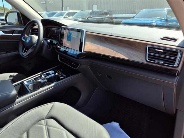 2025 Volkswagen Atlas 2.0T SE w/ Technology