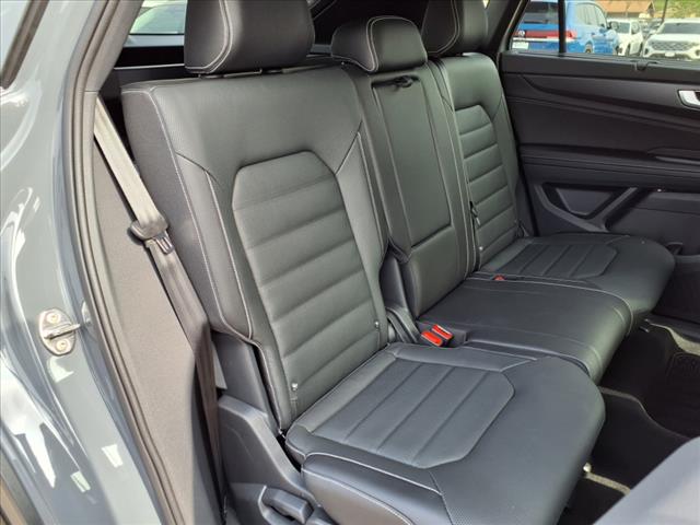 2025 Volkswagen Atlas Cross Sport 2.0T SEL R-Line Black