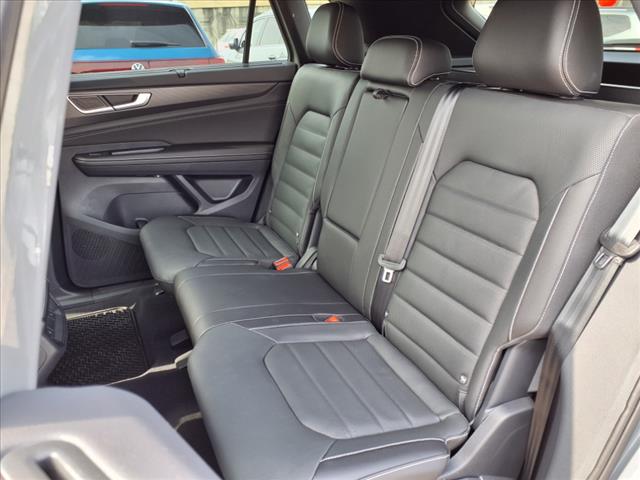 2025 Volkswagen Atlas Cross Sport 2.0T SEL R-Line Black