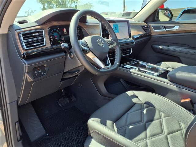 2025 Volkswagen Atlas 2.0T SE w/ Technology