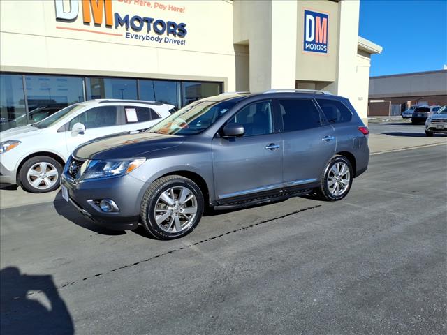 2016 Nissan Pathfinder Platinum:R8243C