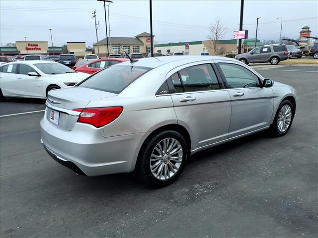 2011 Chrysler 200 Limited:R8281R