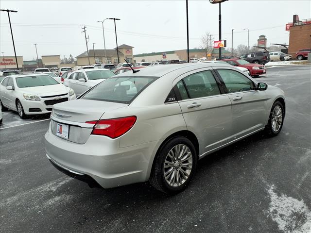 2012 Chrysler 200 Limited:R8233C