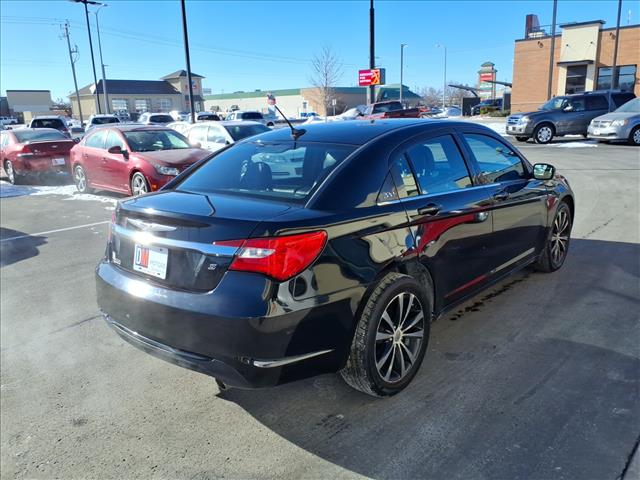 2014 Chrysler 200 Limited:R8245C