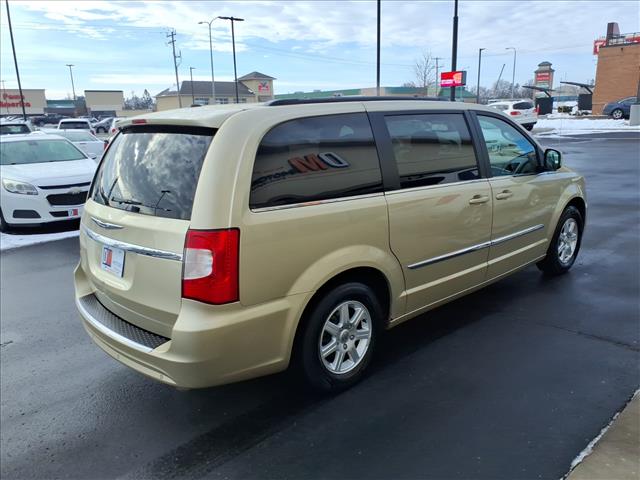 2011 Chrysler Town and Country Touring:R8232C