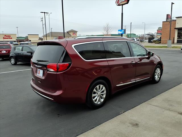 2018 Chrysler Pacifica Touring L:R8317C