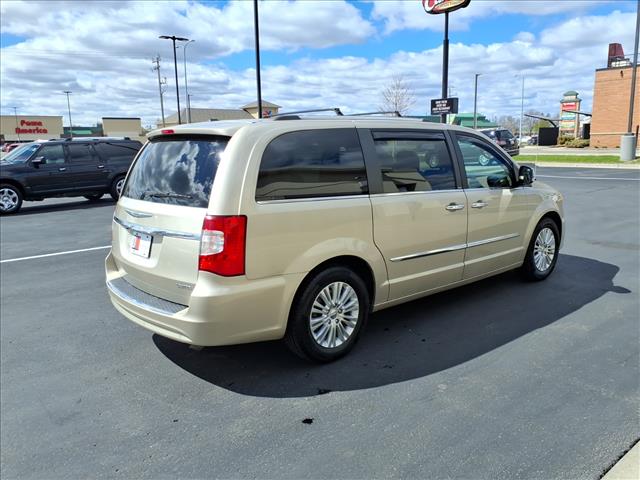 2014 Chrysler Town and Country Limited:R8269C