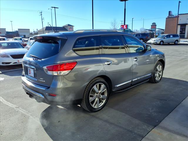 2016 Nissan Pathfinder Platinum:R8243C