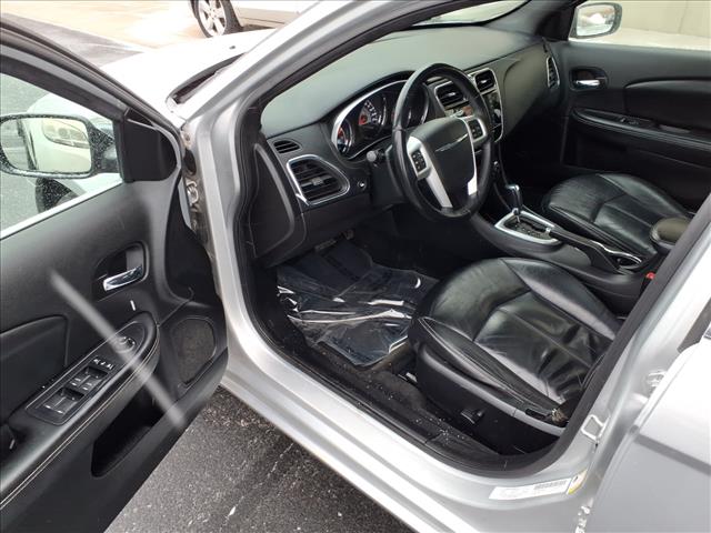 2012 Chrysler 200 Limited:R8233C