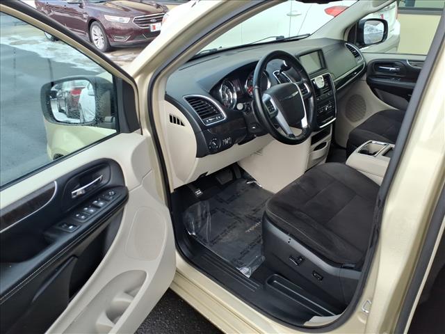 2011 Chrysler Town and Country Touring:R8232C