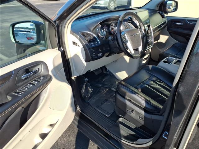 2013 Chrysler Town and Country Touring:R8240C