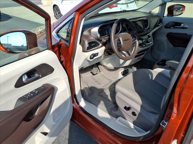 2018 Chrysler Pacifica Touring Plus:R8298C