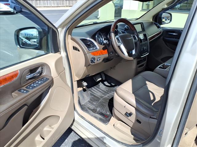2014 Chrysler Town and Country Limited:R8269C