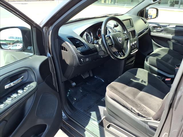 2017 Dodge Grand Caravan SE:R8306C
