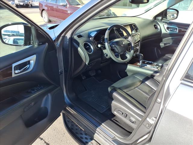 2016 Nissan Pathfinder Platinum:R8243C