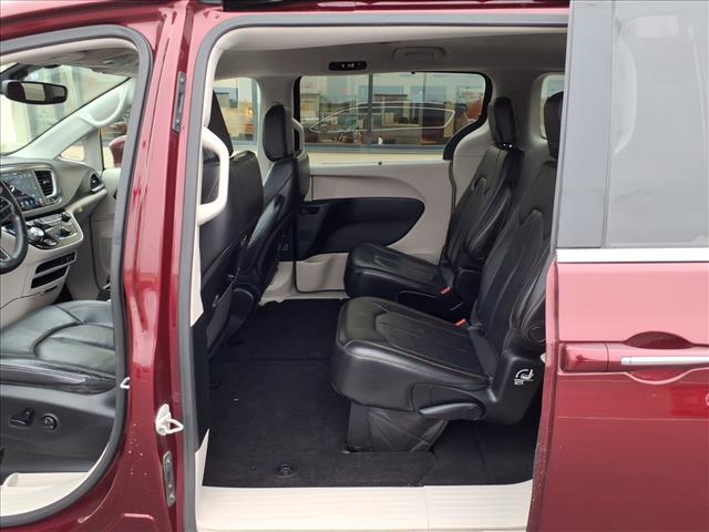 2018 Chrysler Pacifica Touring L:R8317C