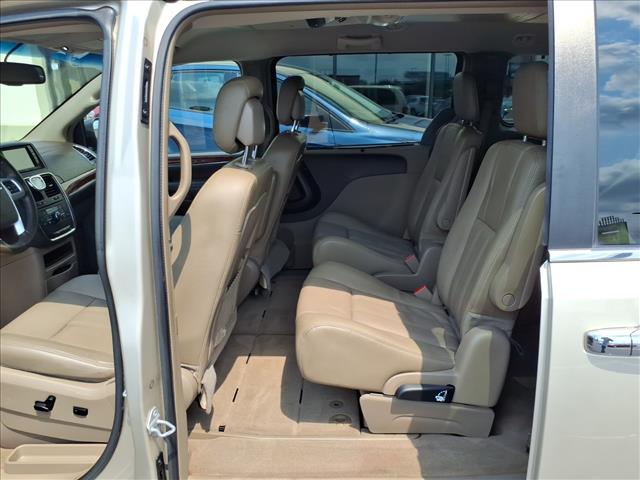 2015 Chrysler Town and Country Touring:R8283MA