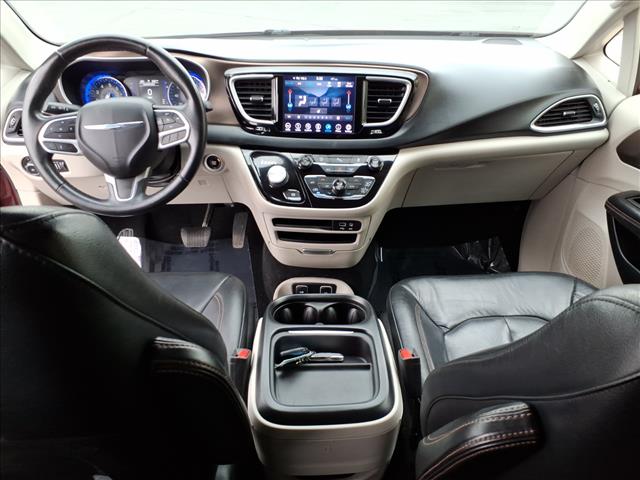 2018 Chrysler Pacifica Touring L:R8317C