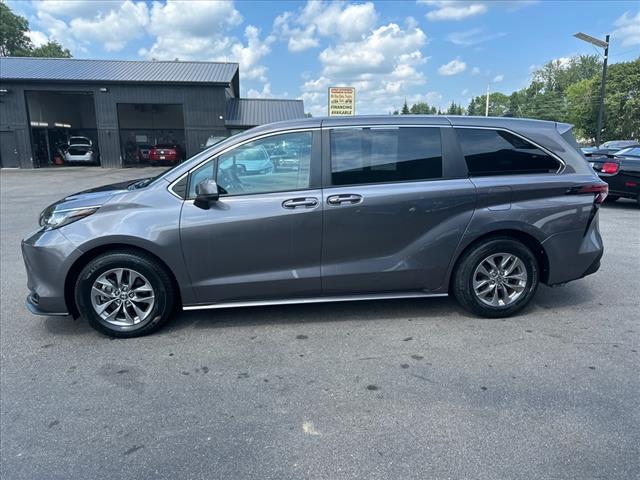 2022 Toyota Sienna LE 8-Passenger