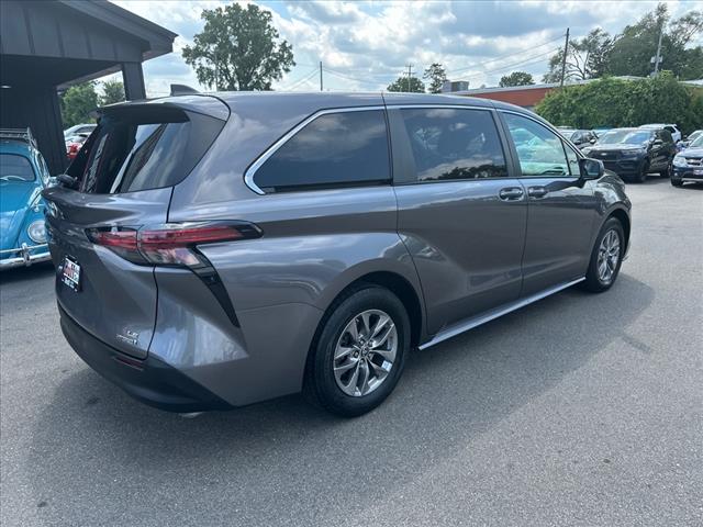 2022 Toyota Sienna LE 8-Passenger
