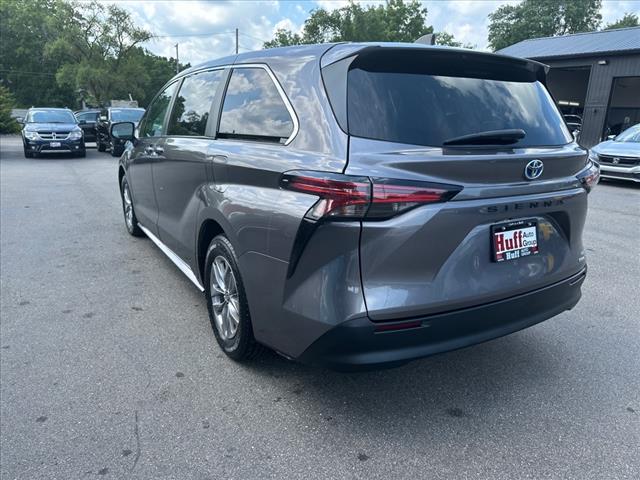 2022 Toyota Sienna LE 8-Passenger