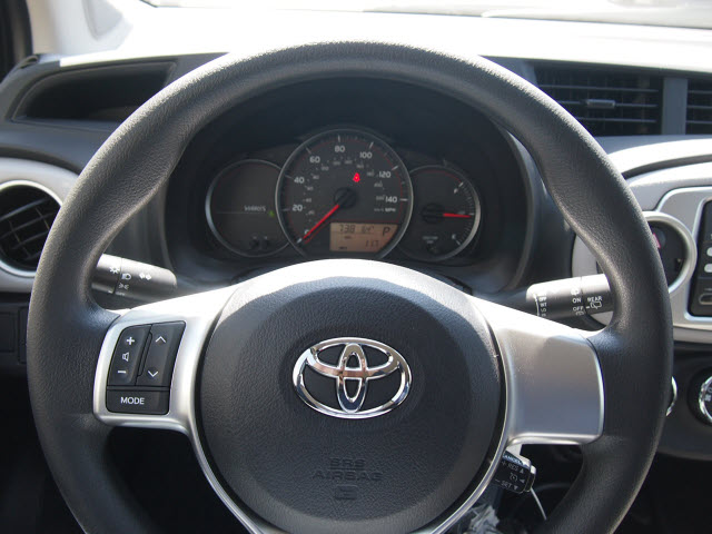 2013 Toyota Yaris 5-Door LE