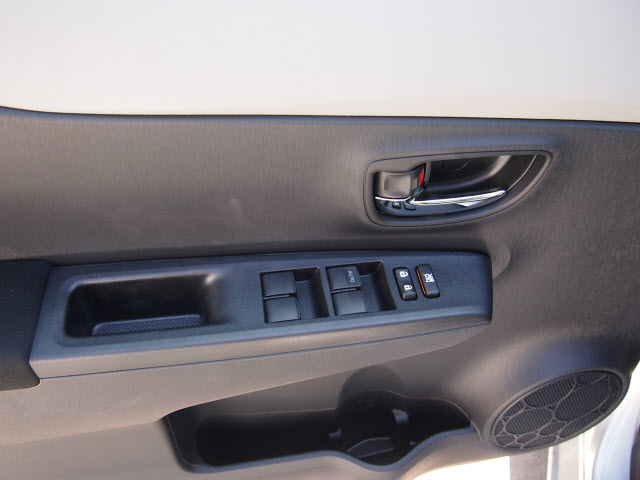 2013 Toyota Yaris 5-Door LE
