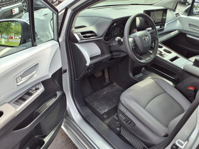 2025 Toyota Sienna LE