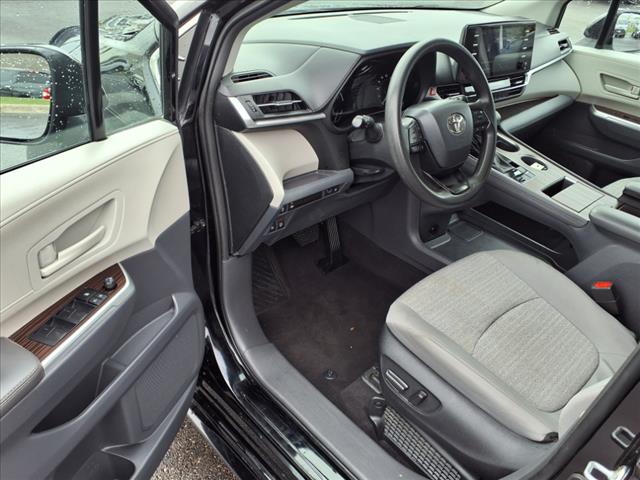 2023 Toyota Sienna LE