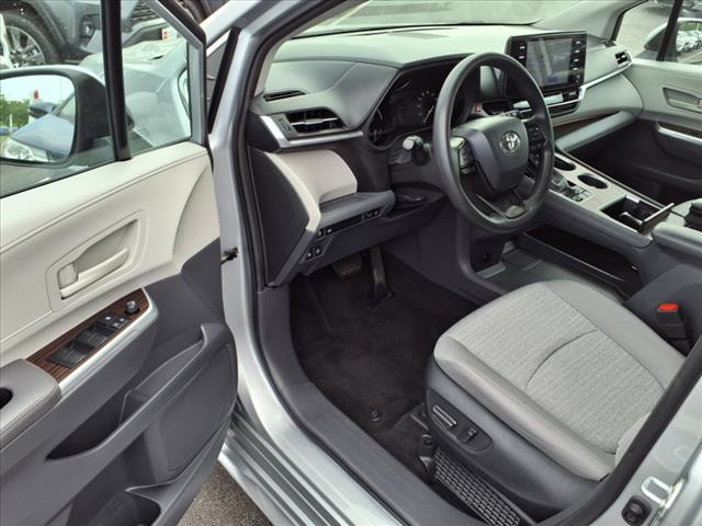 2022 Toyota Sienna LE