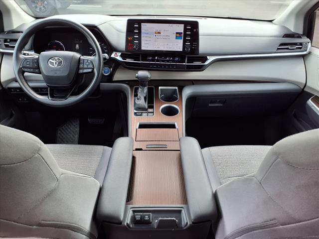 2022 Toyota Sienna LE