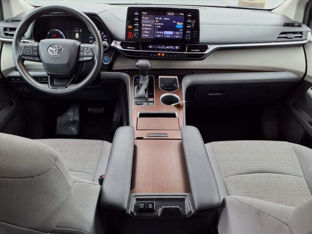 2022 Toyota Sienna LE