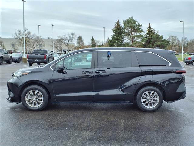 2023 Toyota Sienna LE