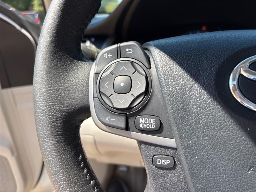 2013 Toyota Camry XLE Hybrid - Photo 17