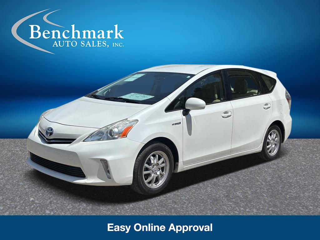 2014 Toyota Prius v Five's photo