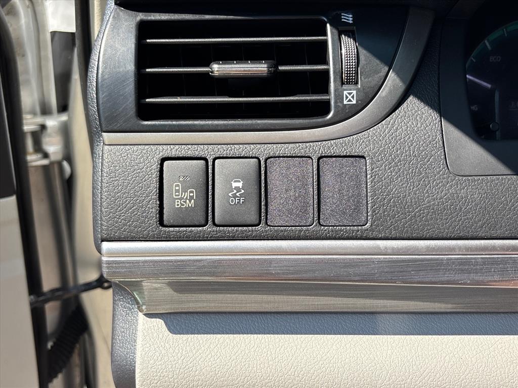 2013 Toyota Camry XLE Hybrid - Photo 23