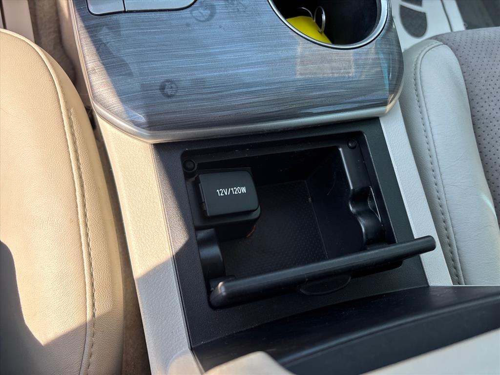 2013 Toyota Camry XLE Hybrid - Photo 24