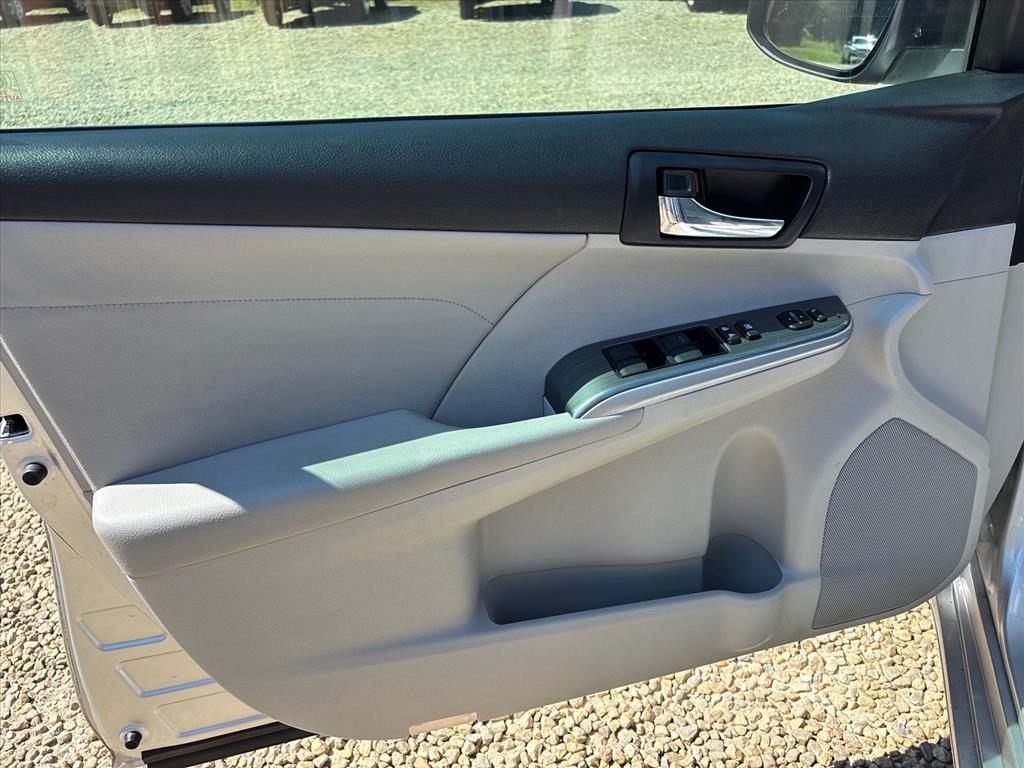 2013 Toyota Camry XLE Hybrid - Photo 25