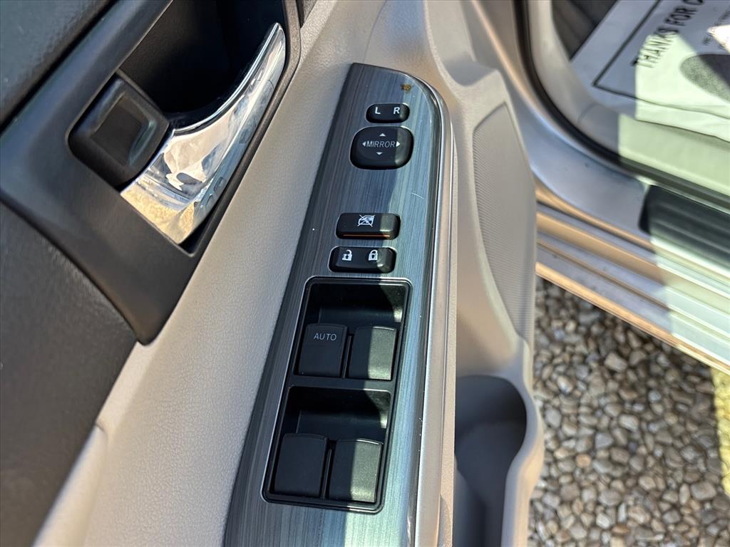 2013 Toyota Camry XLE Hybrid - Photo 26