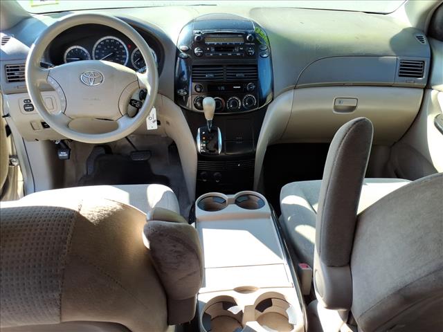 2004 Toyota Sienna LE 8 Passenger