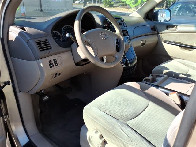 2004 Toyota Sienna LE 8 Passenger