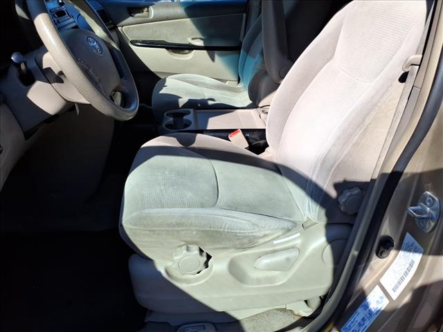 2004 Toyota Sienna LE 8 Passenger