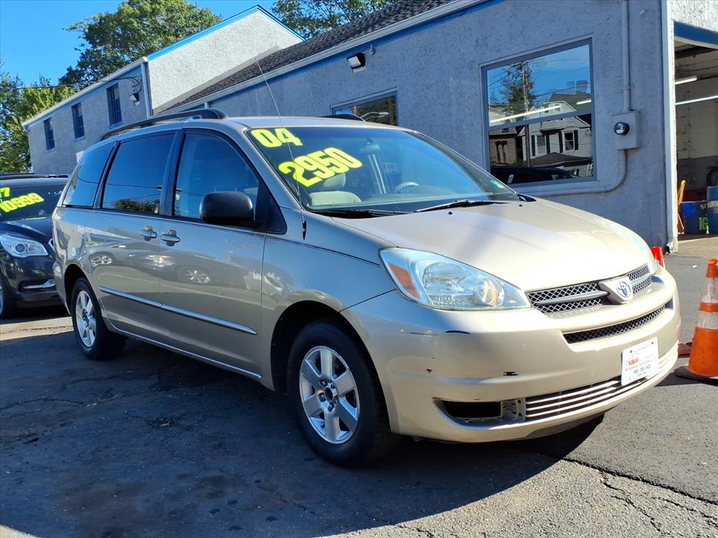 2004 Toyota Sienna LE 8 Passenger