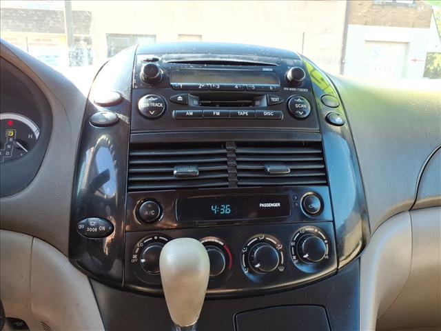 2004 Toyota Sienna LE 8 Passenger
