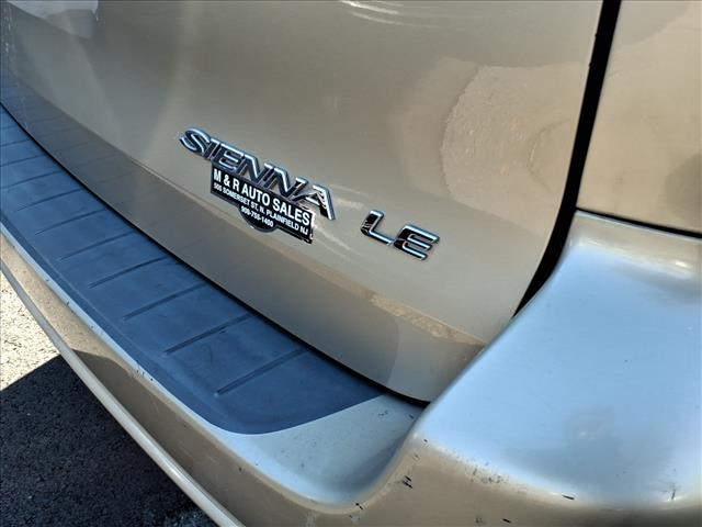 2004 Toyota Sienna LE 8 Passenger