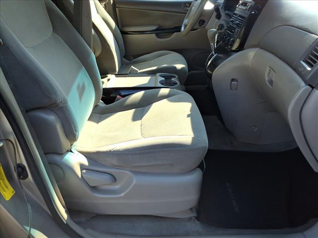 2004 Toyota Sienna LE 8 Passenger