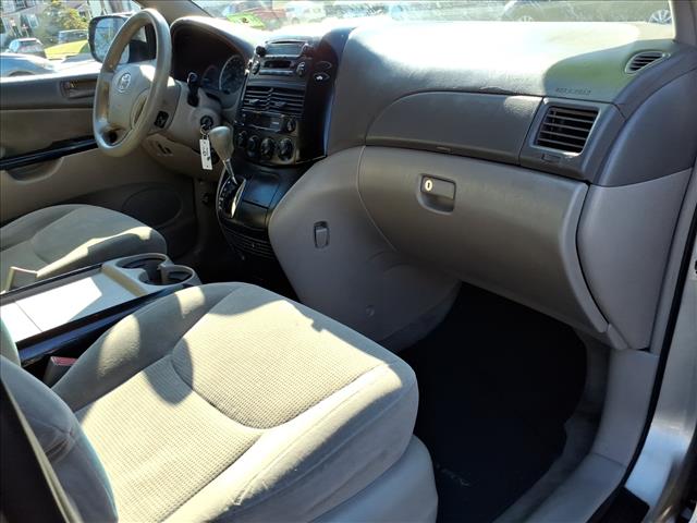 2004 Toyota Sienna LE 8 Passenger